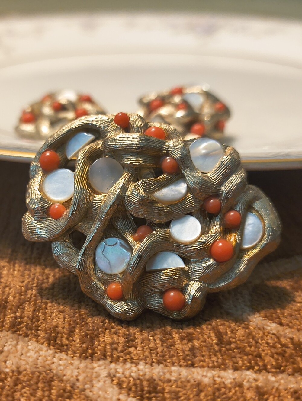 Vtg MCM Sarah Coventry Royal Hawaiian Coral Mother of Pearl Brooch Clip Ons Set